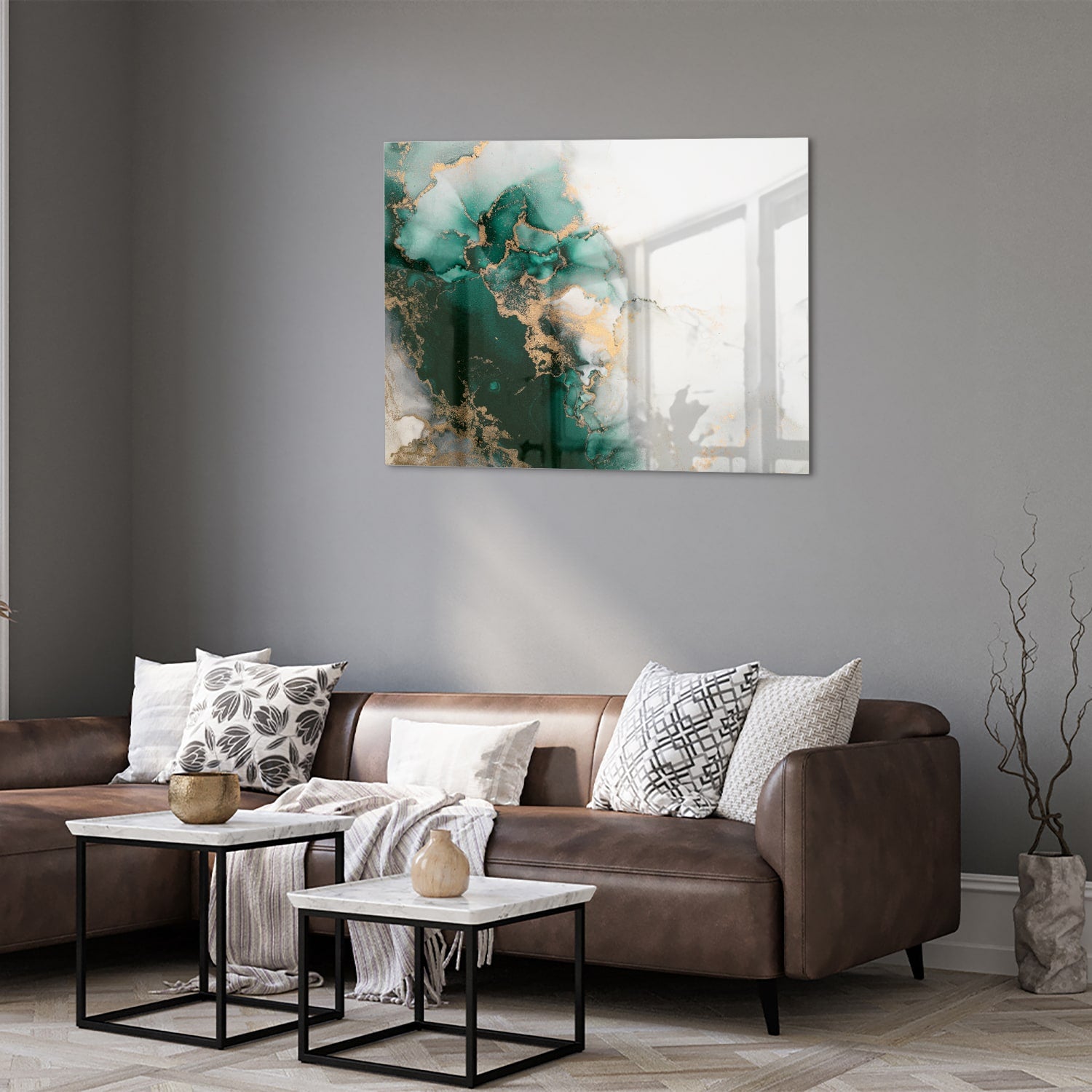 Elegant glazen schilderij met groene en gouden tinten aan de muur
