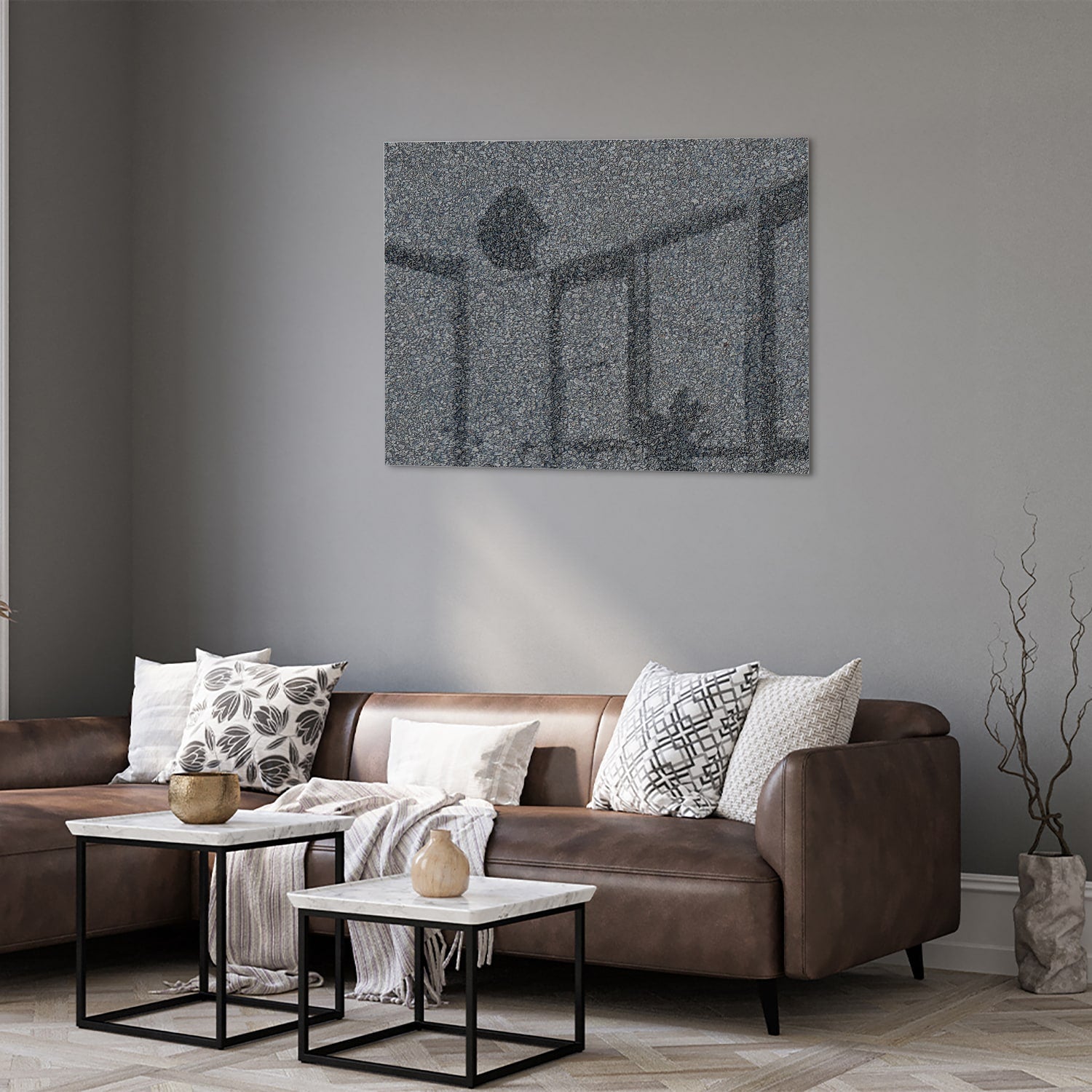 Minimalistisch glazen schilderij aan de muur in een lichte woonkamer