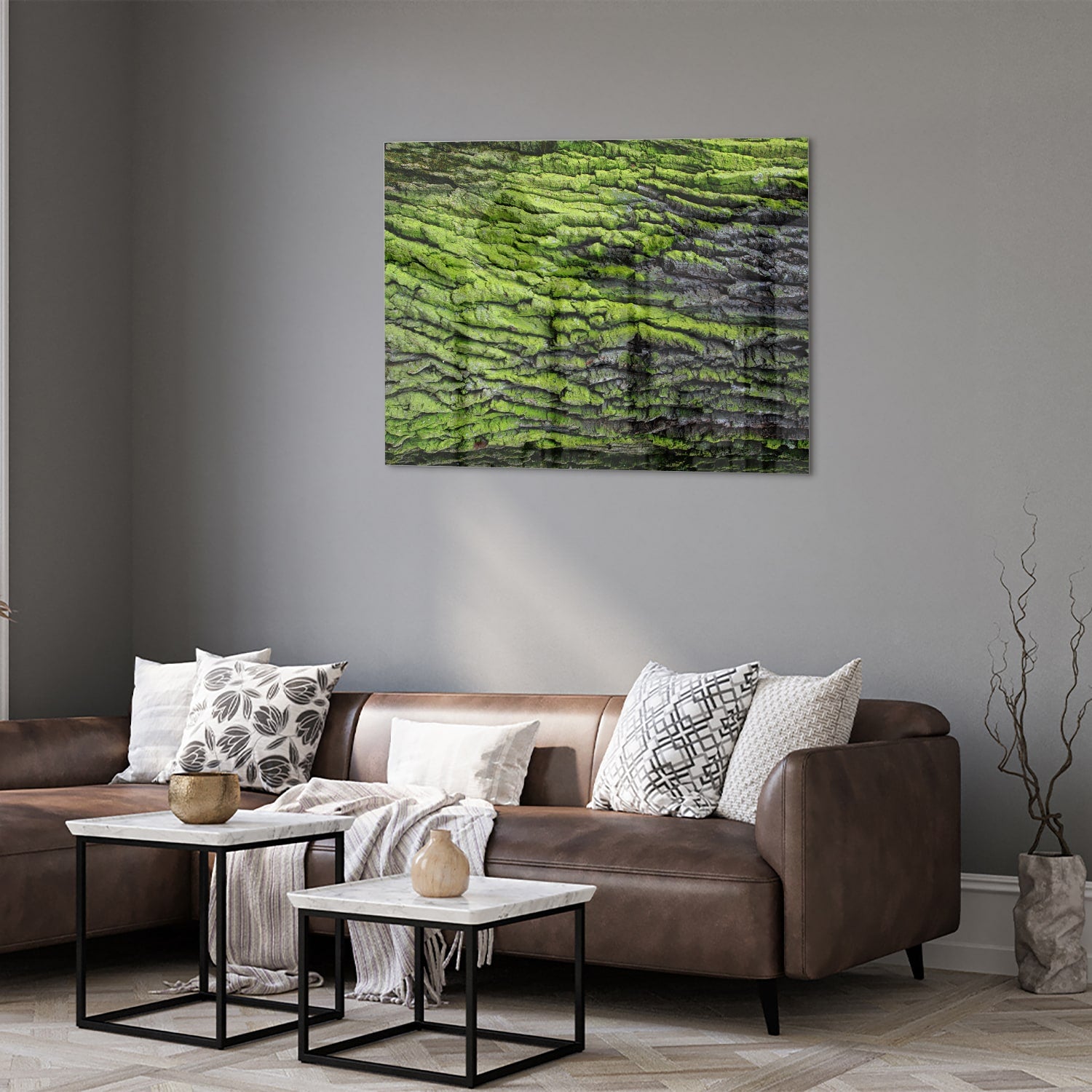 Glazen schilderij met groene mosachtige textuur aan een muur