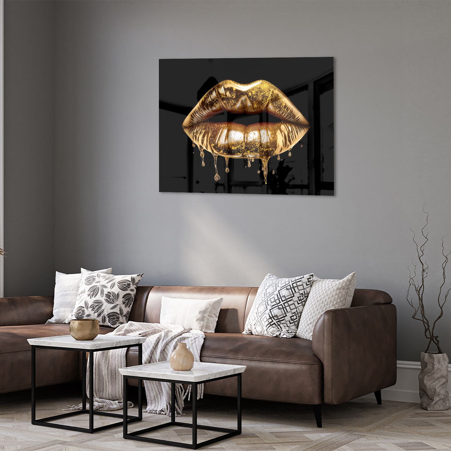 Glazen schilderij met gouden lippen op een zwarte achtergrond in een moderne woonkamer.