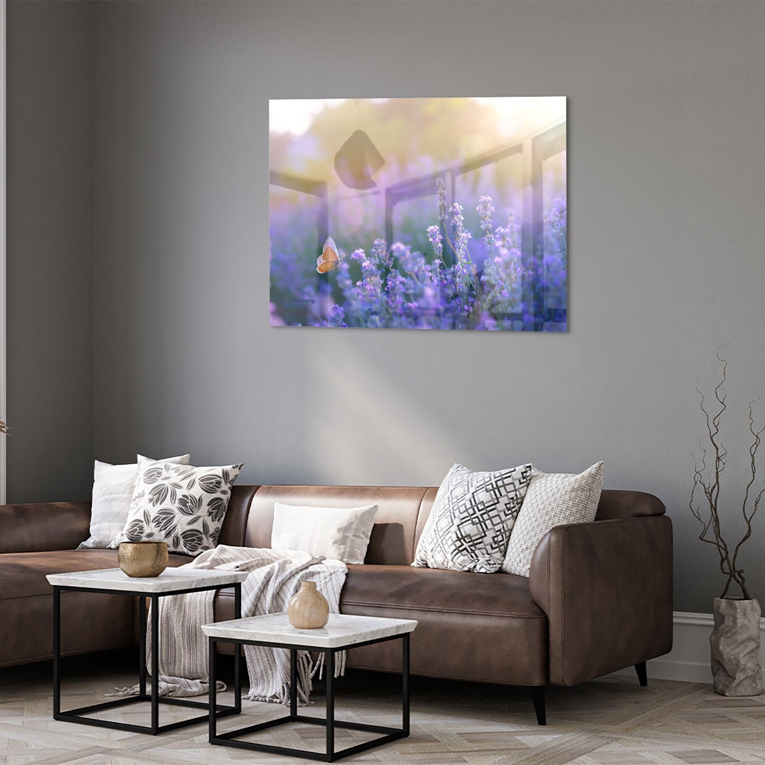 Glazen schilderij met lavendel en een vlinder op een muur