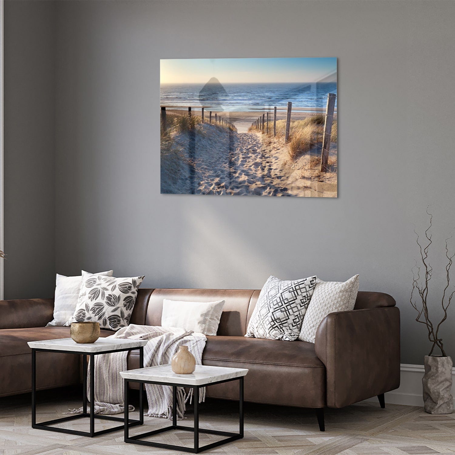 Glazen schilderij van een zandpad naar het strand met duinen en zee.