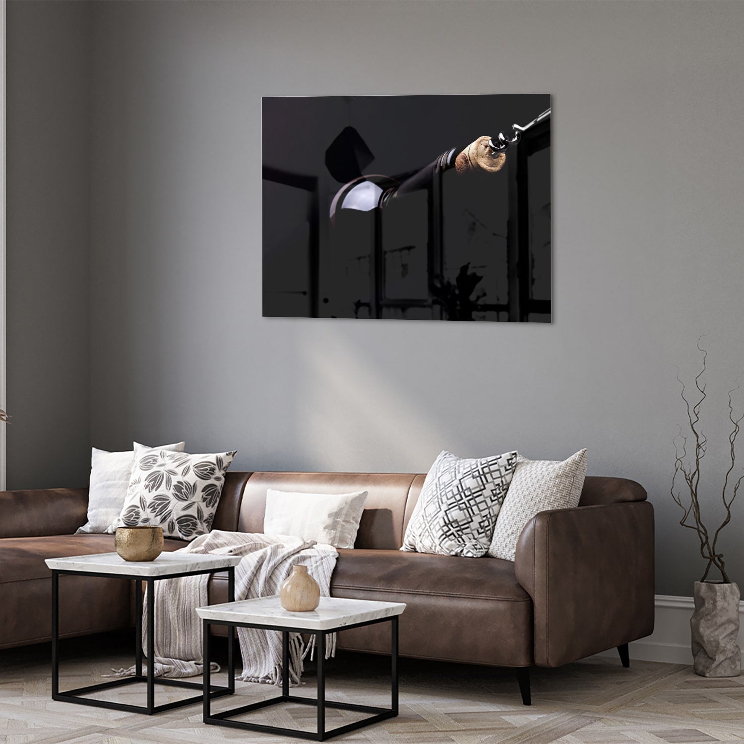 Glazen schilderij met handvat in een modern interieur.