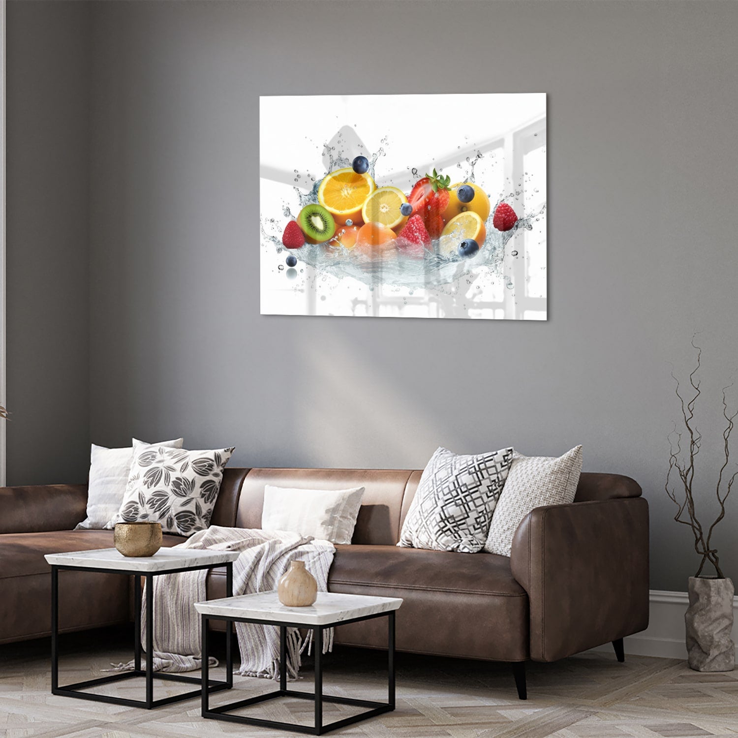 Glazen schilderij van een kleurrijke fruitcompositie aan een muur.