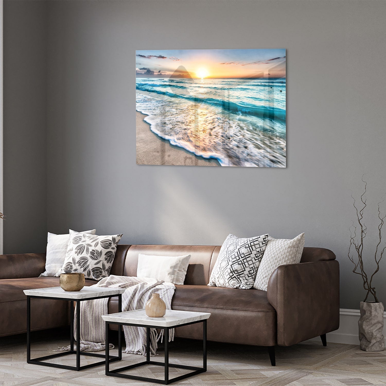 Glazen schilderij van een zonsondergang boven de zee, met kalme golven en zand.