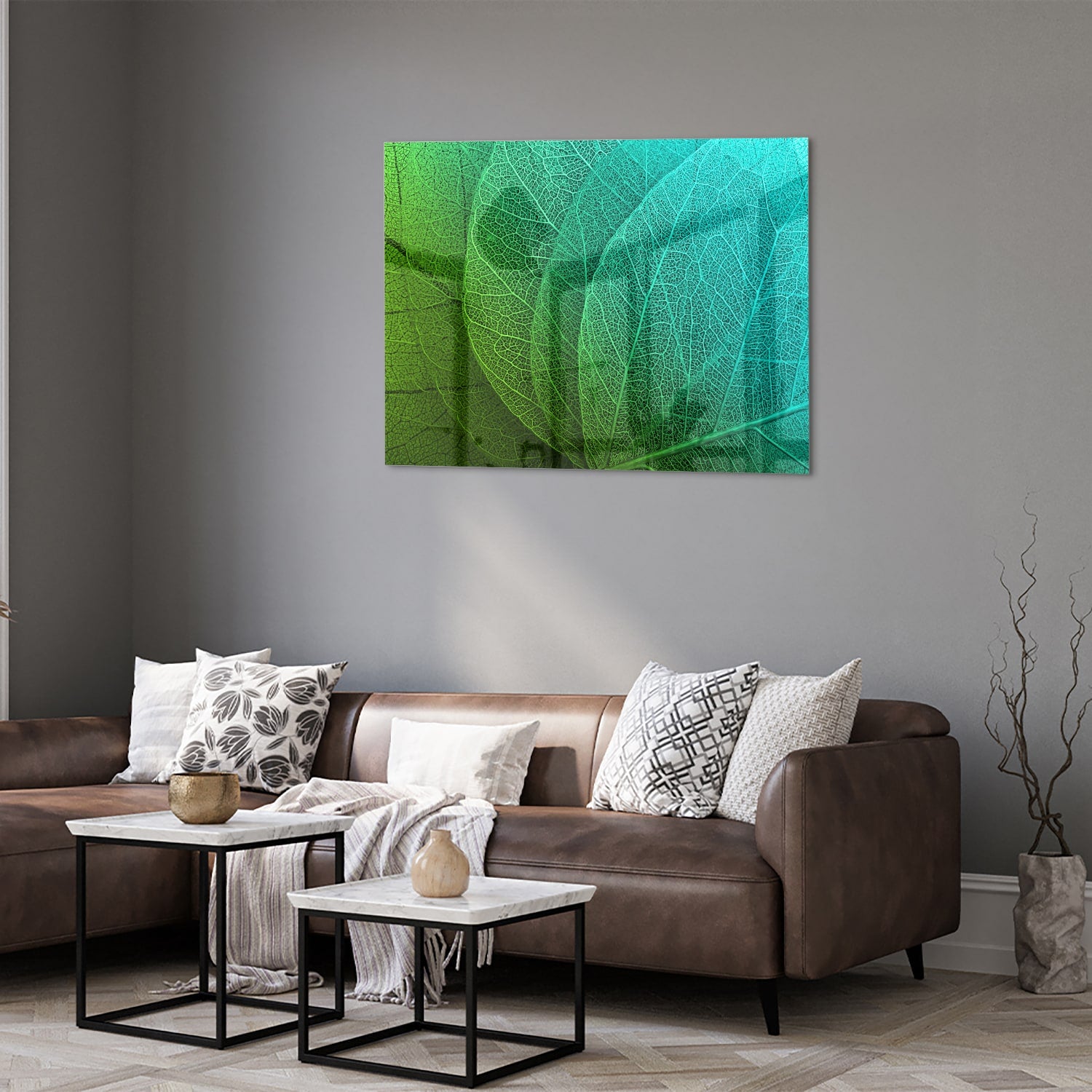 Glas schilderij met de structuur van groene bladeren aan een muur.