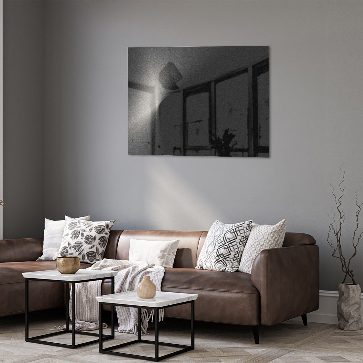 Moderne glazen schilderij op een witte muur in een stijlvolle woonkamer.