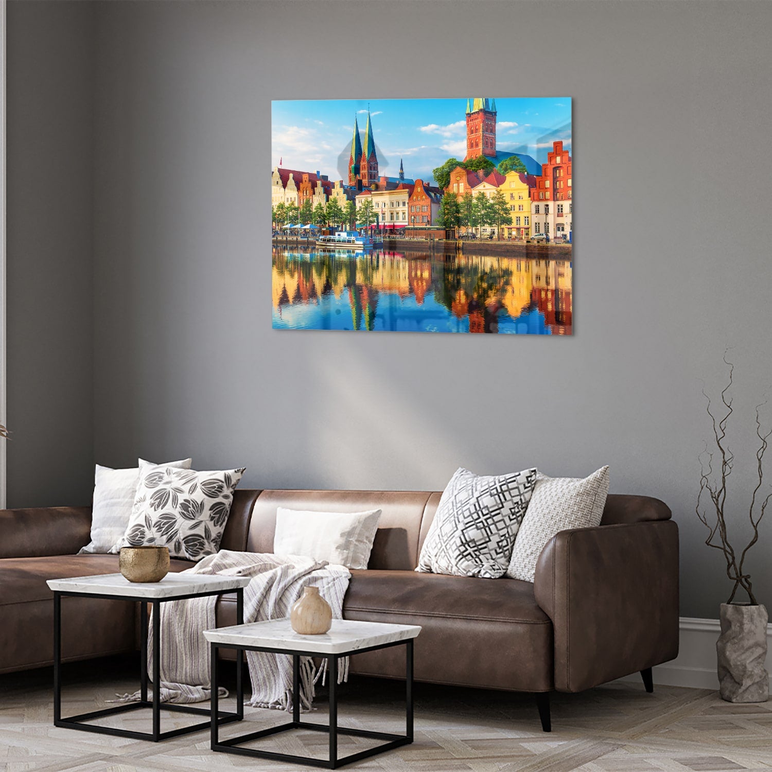 Kleurrijk glazen schilderij van een stadszicht met reflecties in het water