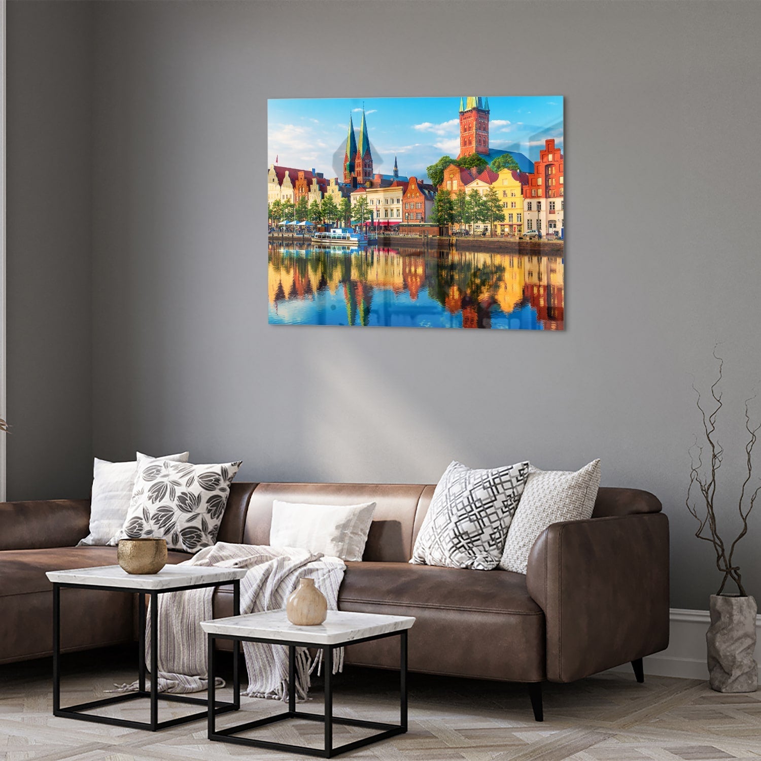 Kleurrijk glazen schilderij van een stadszicht met reflecties in het water