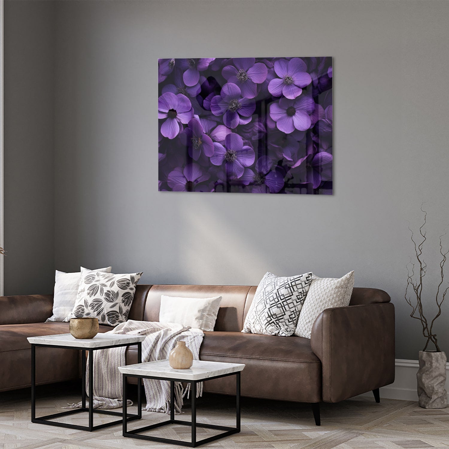 Paarse bloemen op een glazen schilderij aan de muur in een moderne woonkamer.