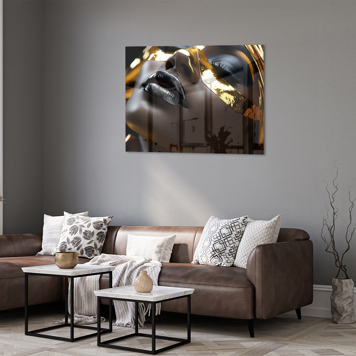 Glazen schilderij van een vrouwelijk gezicht met gouden accenten op een muur.