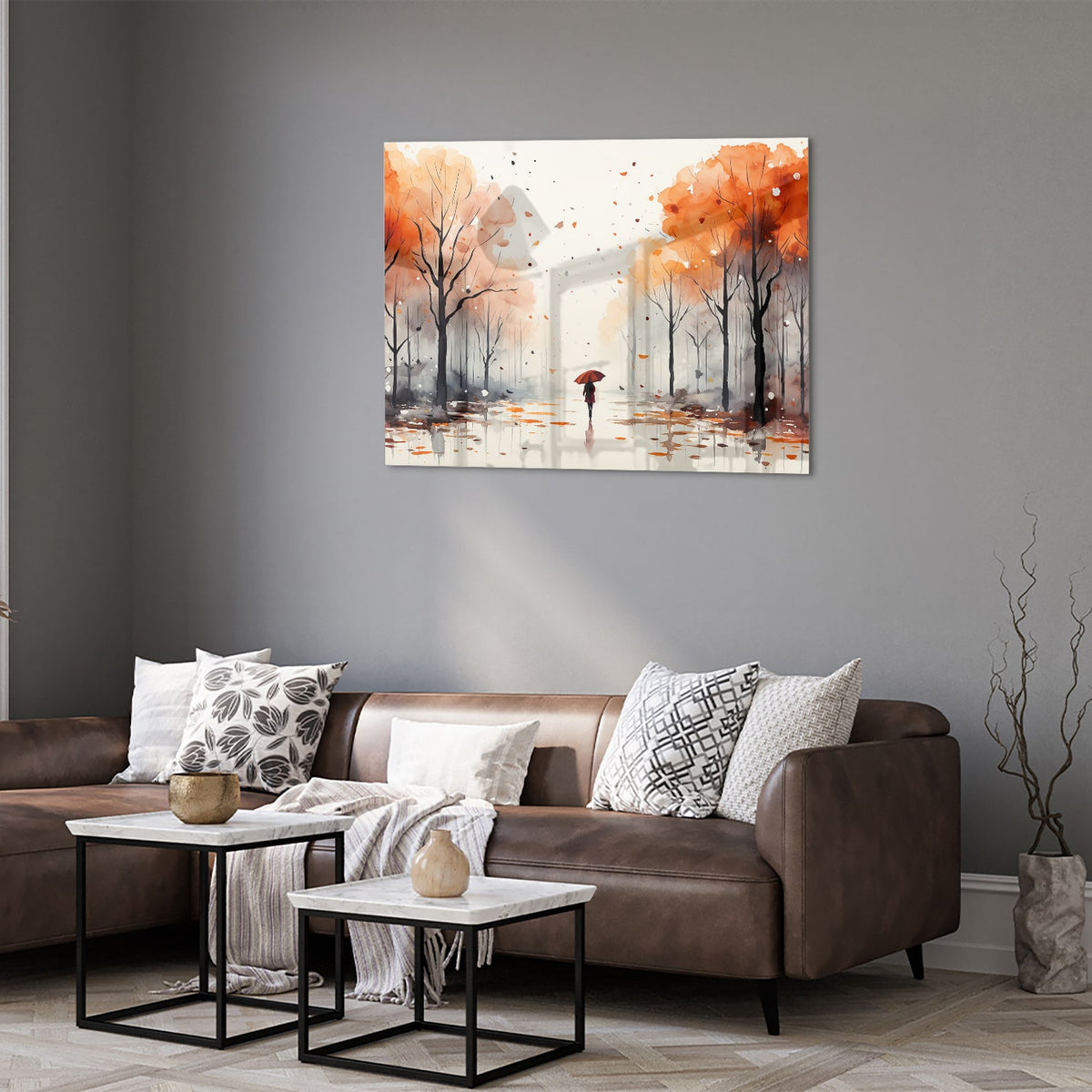 Glazen schilderij van een herfstlandschap met een wandelaar en kleurrijke bomen.