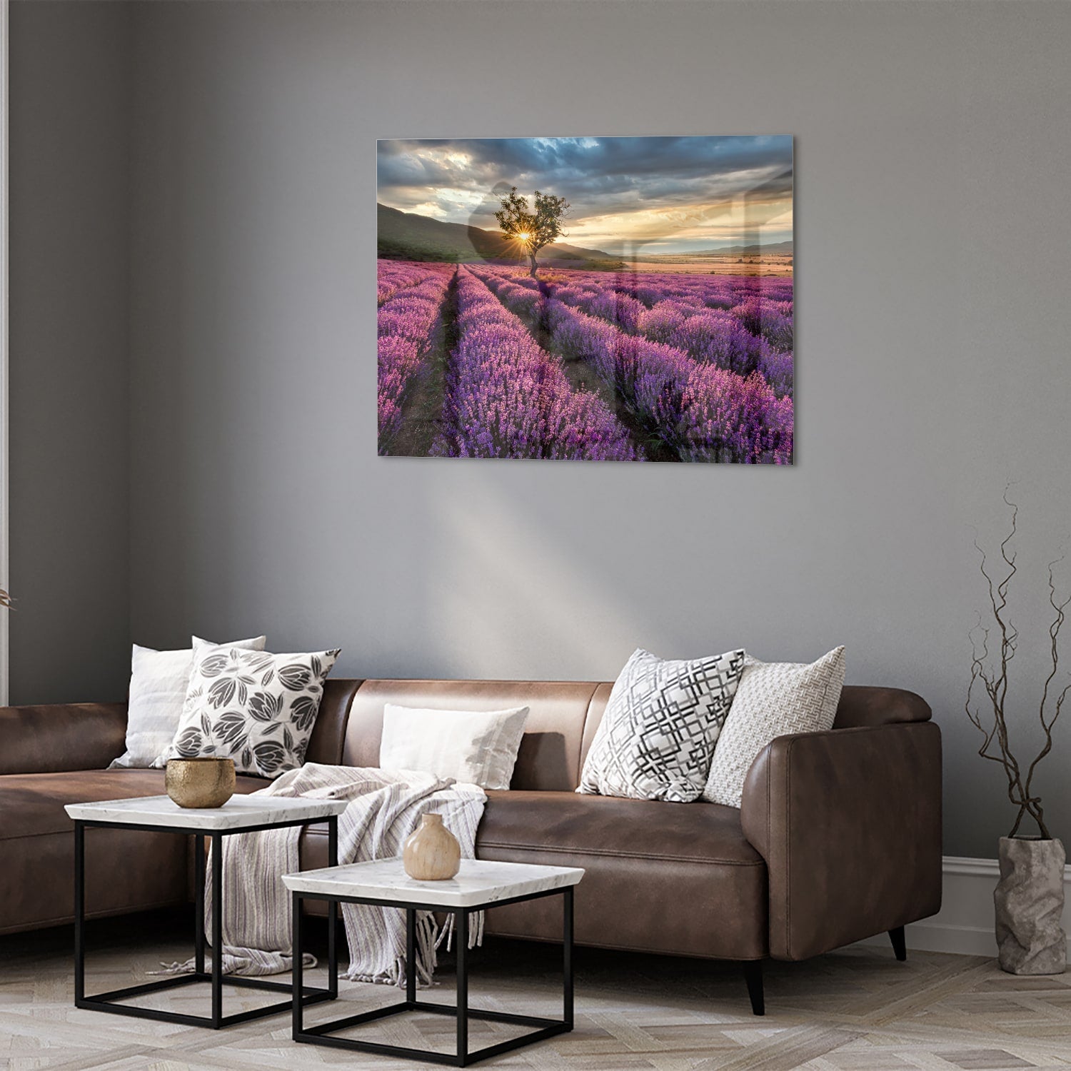 Glazen schilderij van paarse lavendelvelden tijdens de zonsondergang
