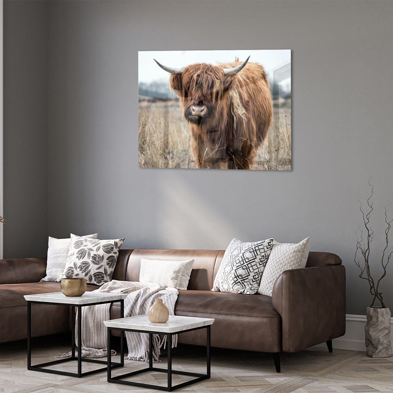 Glazen schilderij met een Houten Hooglander in een natuurlijke omgeving.