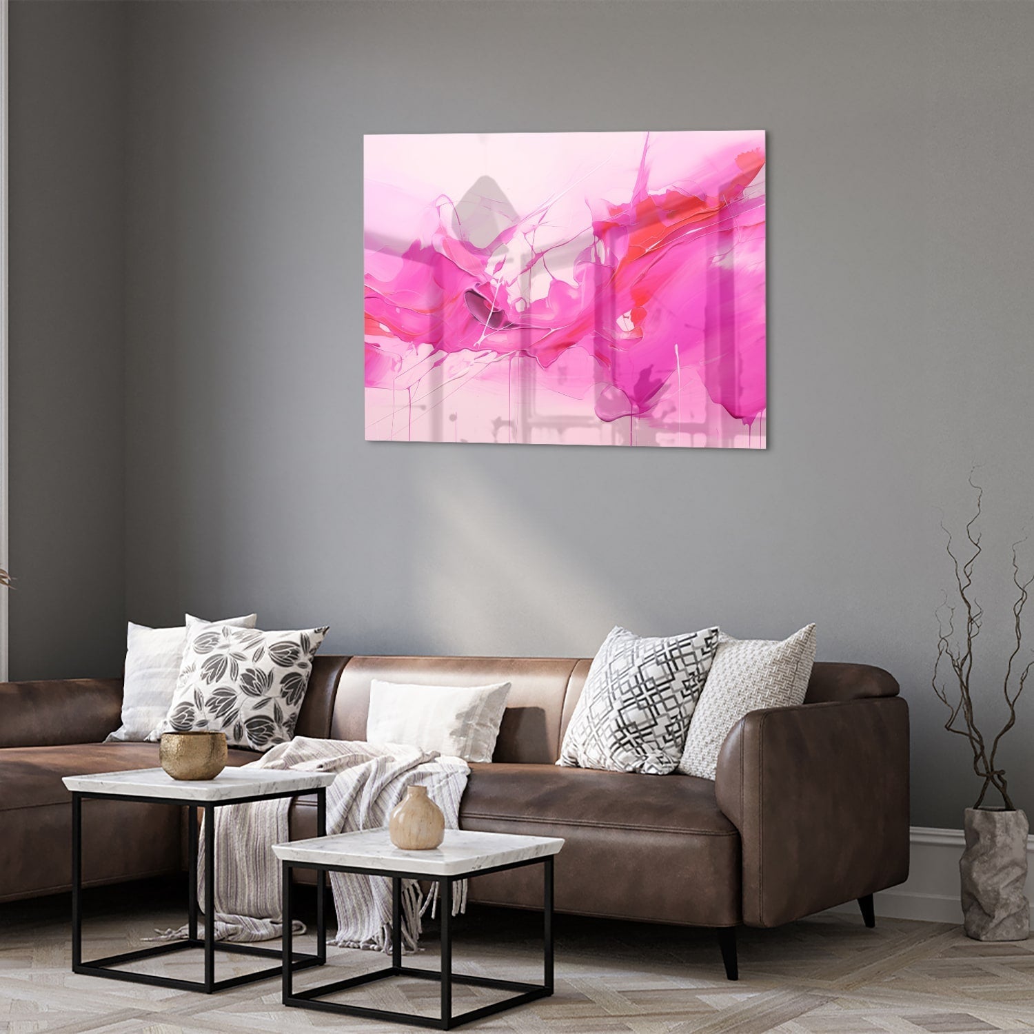 Abstract glazen schilderij met felle roze tinten aan de muur