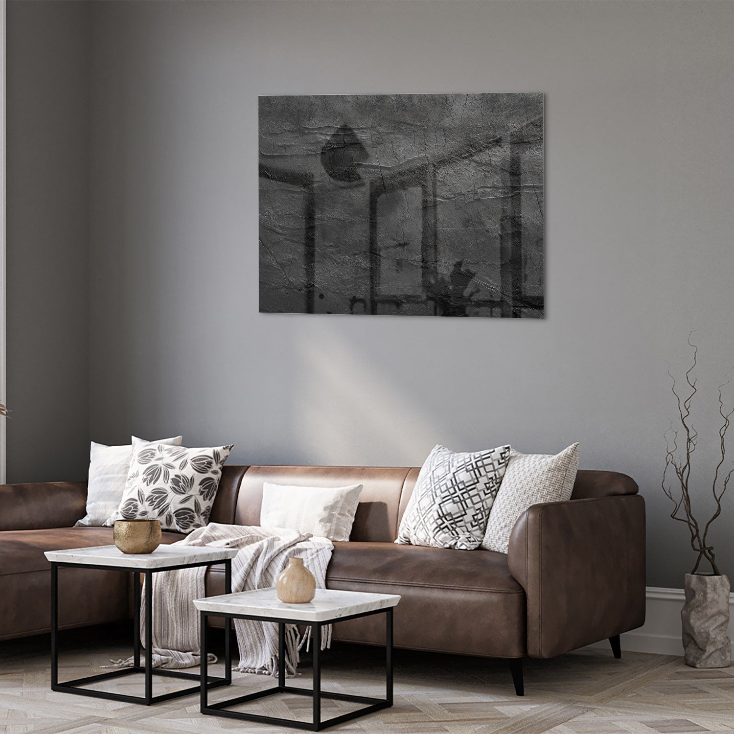 Abstract glazen schilderij in zwart en wit hangt aan de muur in een moderne woonkamer.