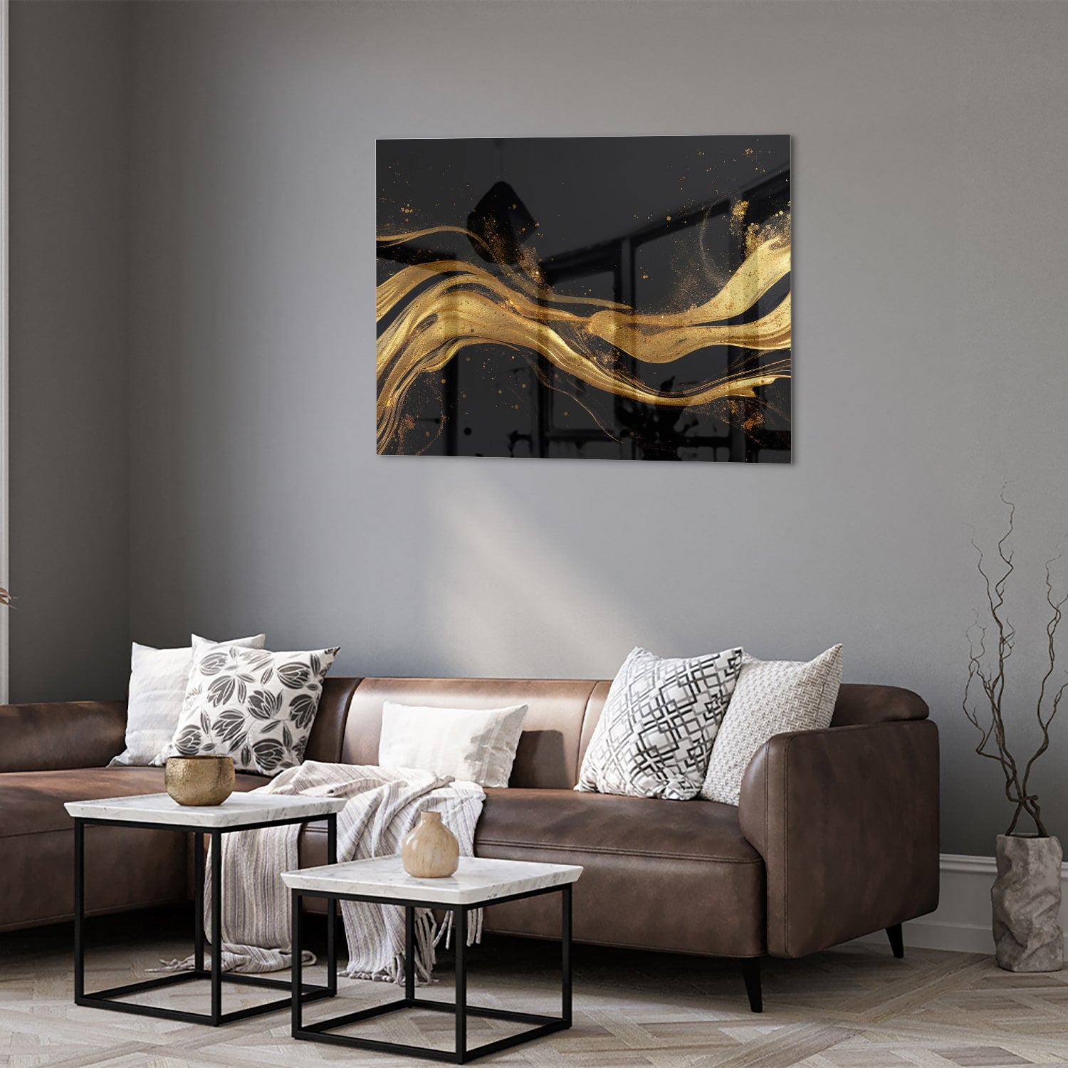 Glazen schilderij met gouden lijnen op een zwarte achtergrond, geschikt voor moderne interieurs.