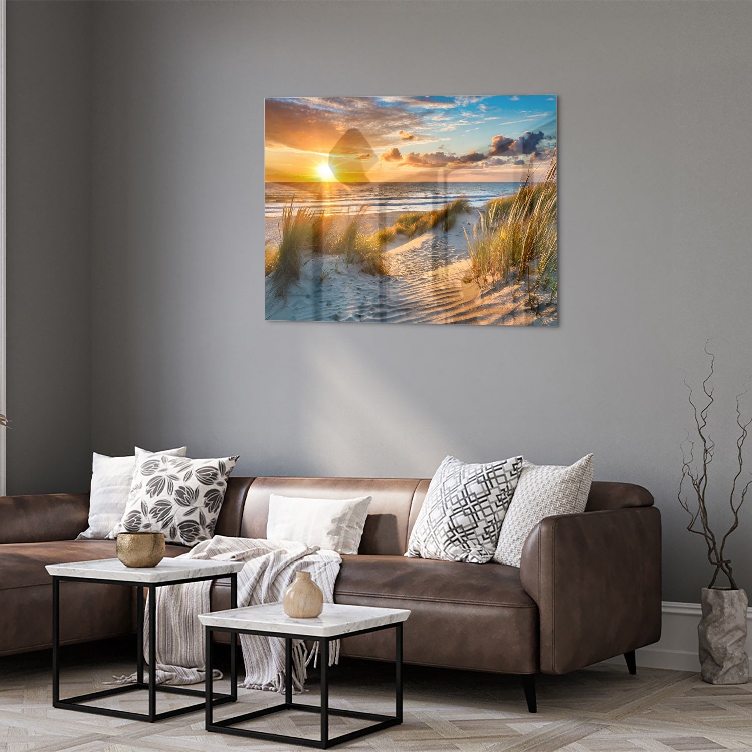 Glazen schilderij van een zonsondergang bij het strand met duinen en gras