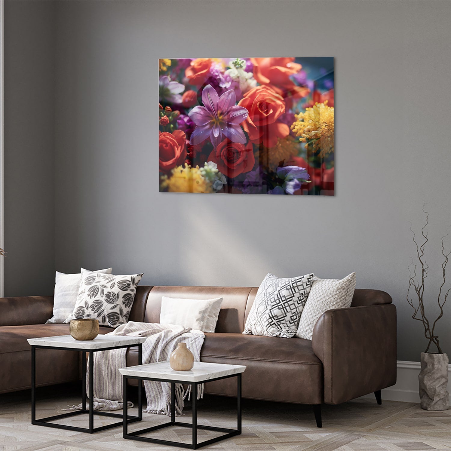 Kleurrijk glazen schilderij met een prachtige bloemencompositie.