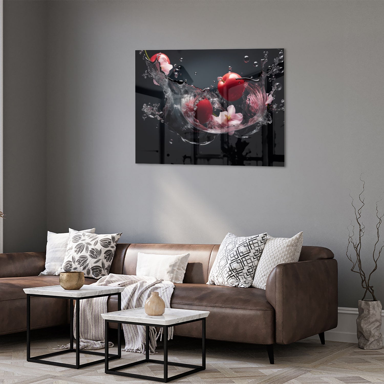 Glazen schilderij met roze bloemen en waterdruppels op een zwarte achtergrond.