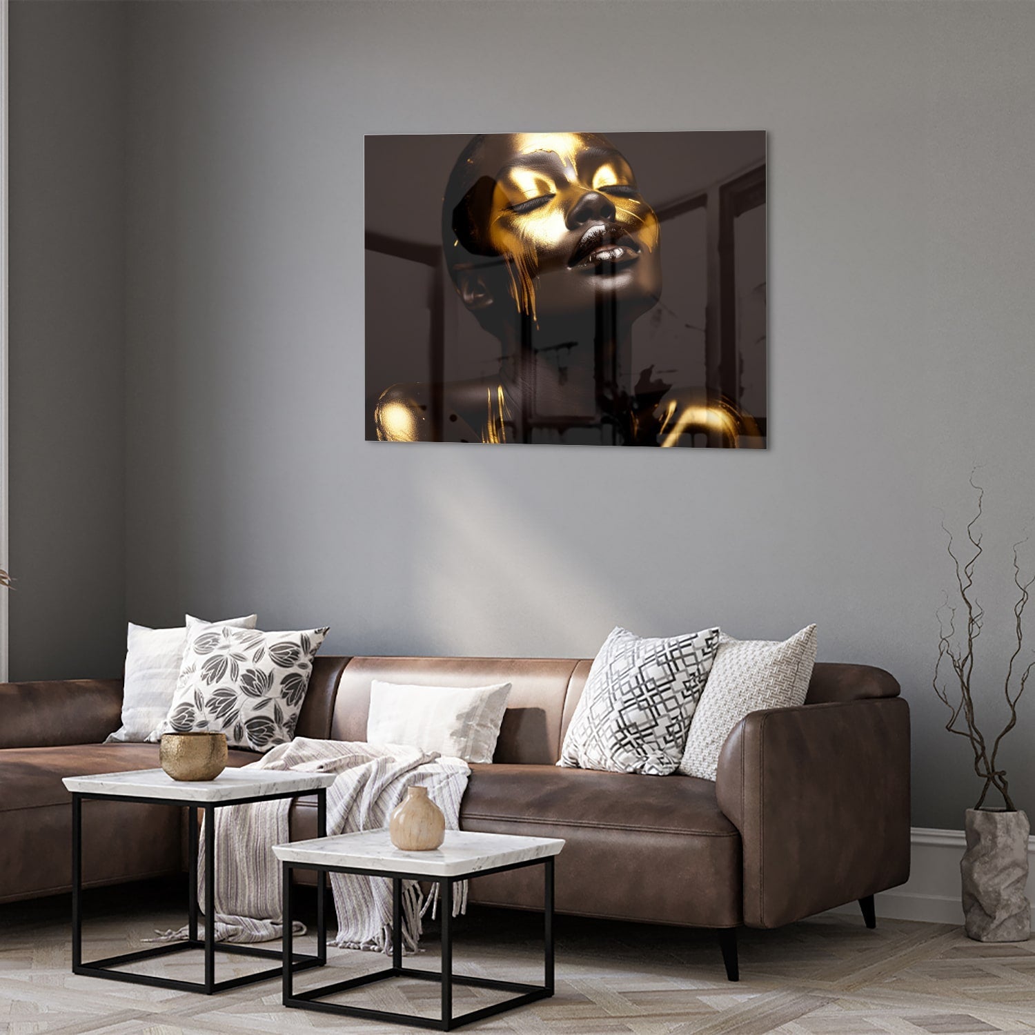 Glazen schilderij met een vrouwelijk gezicht in gouden tinten op een witte muur.