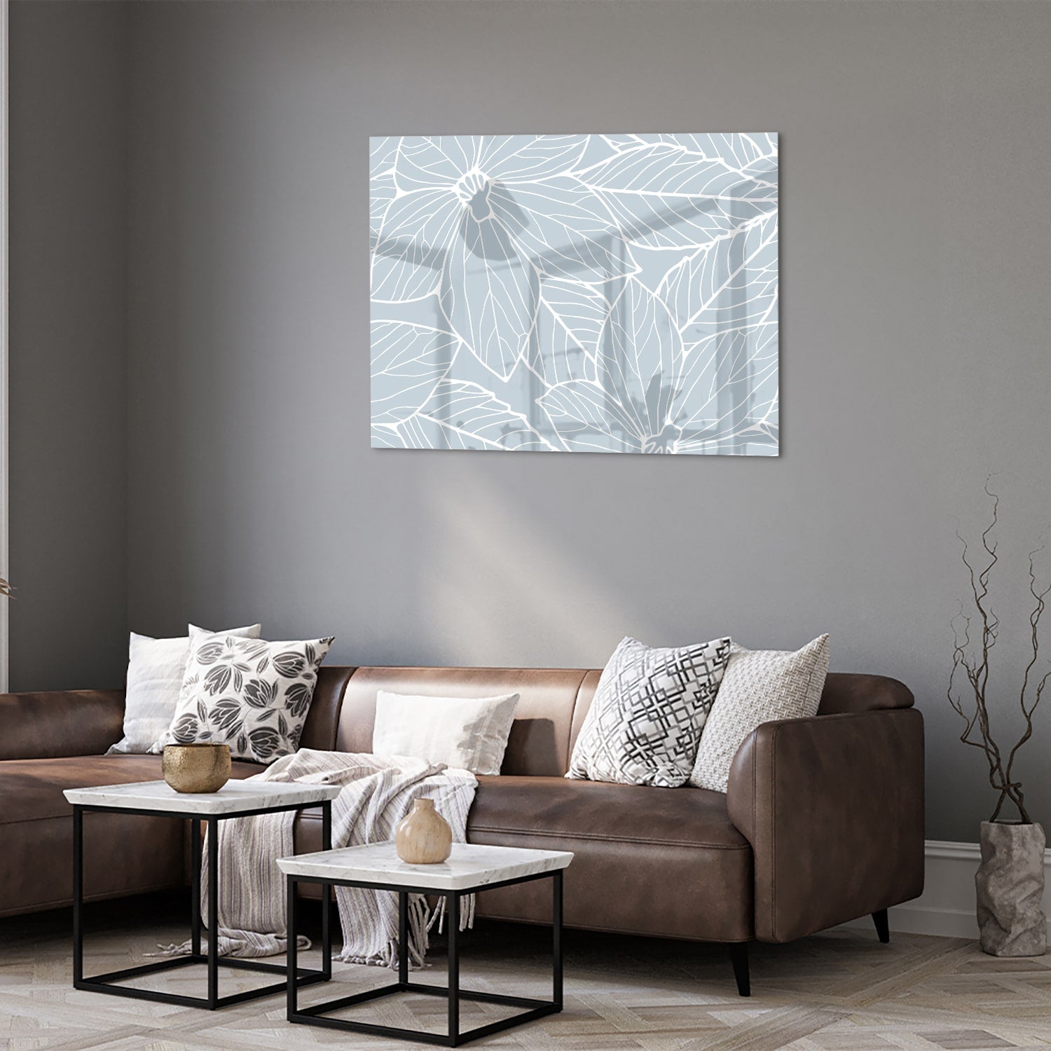 Glazen schilderij met botanische motieven aan de muur in een moderne woonkamer.