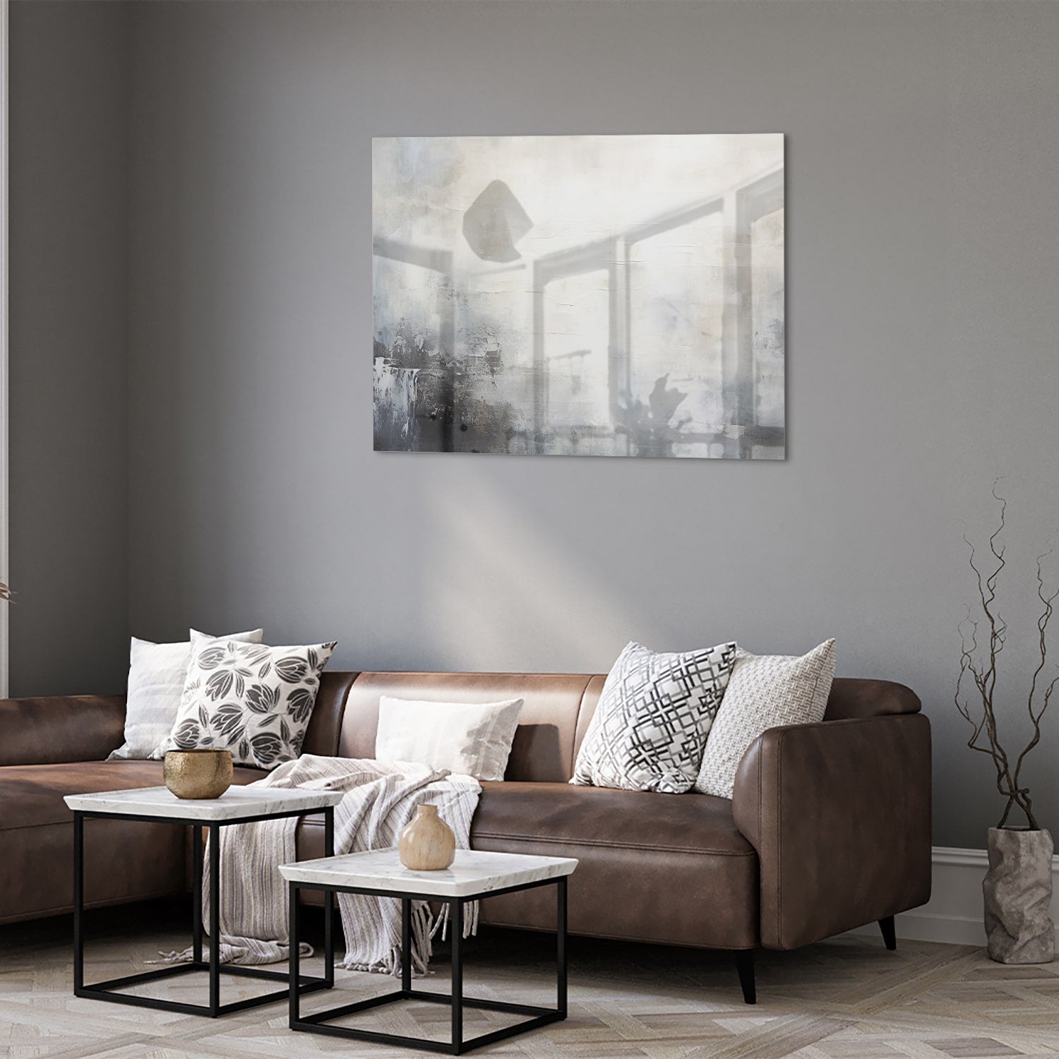 Abstract glazen schilderij met zachte kleuren aan de muur in een moderne woonkamer