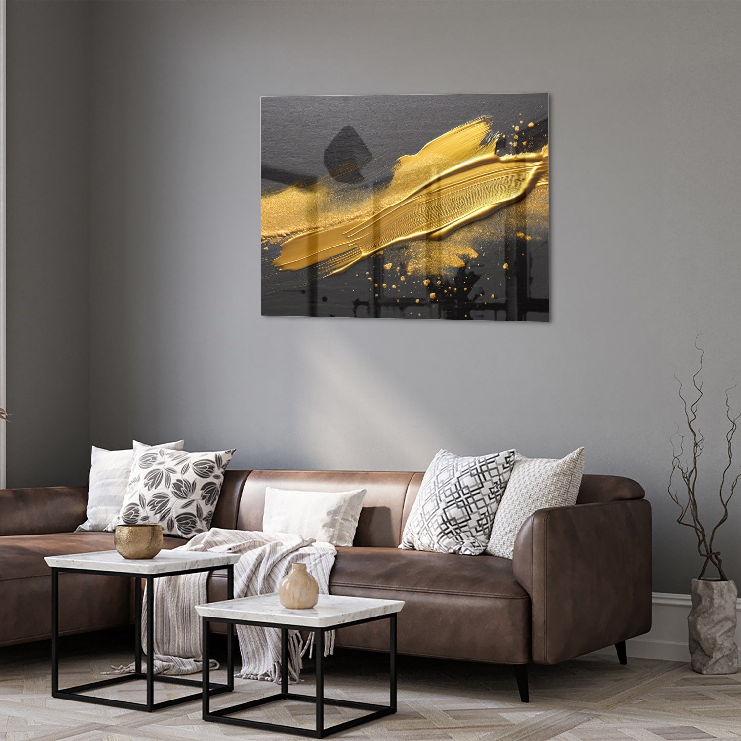 Modern glazen schilderij met gouden strepen op een zwarte achtergrond.