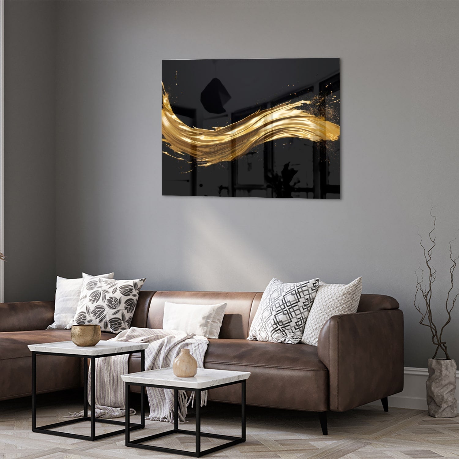 Glas schilderij met gouden glans op een zwarte achtergrond, hangend aan de muur.