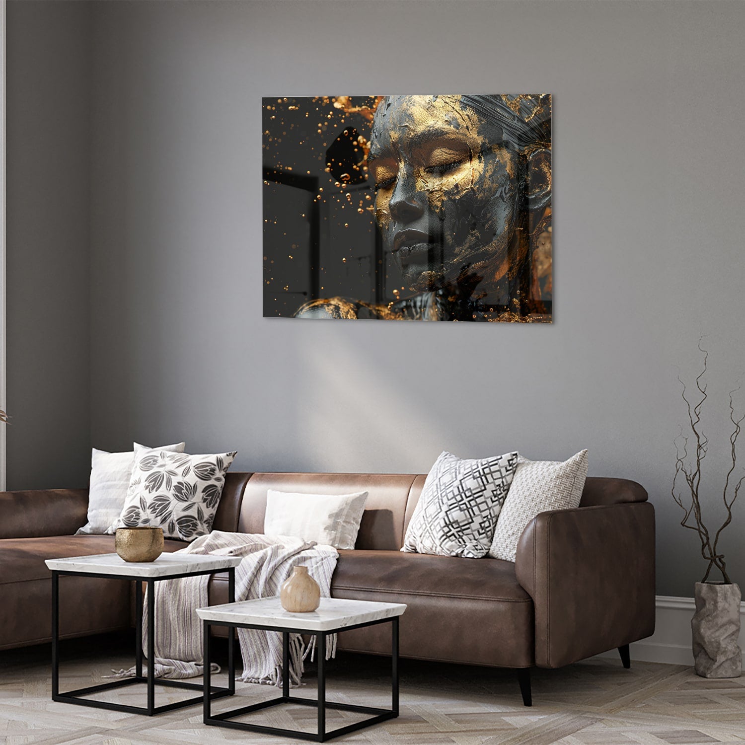 Glazen schilderij met een gouden vrouwelijk portret aan de muur