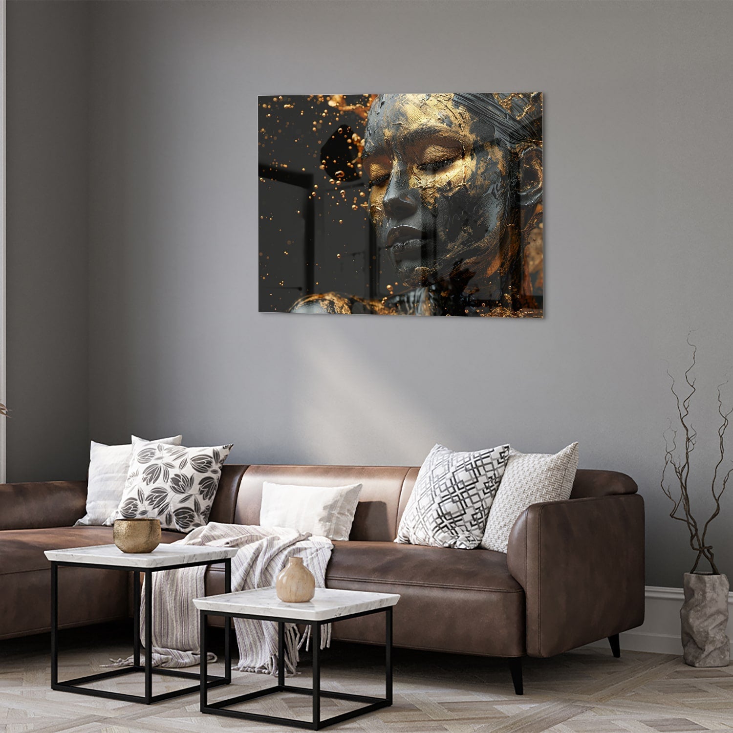 Glazen schilderij met een gouden vrouwelijk portret aan de muur