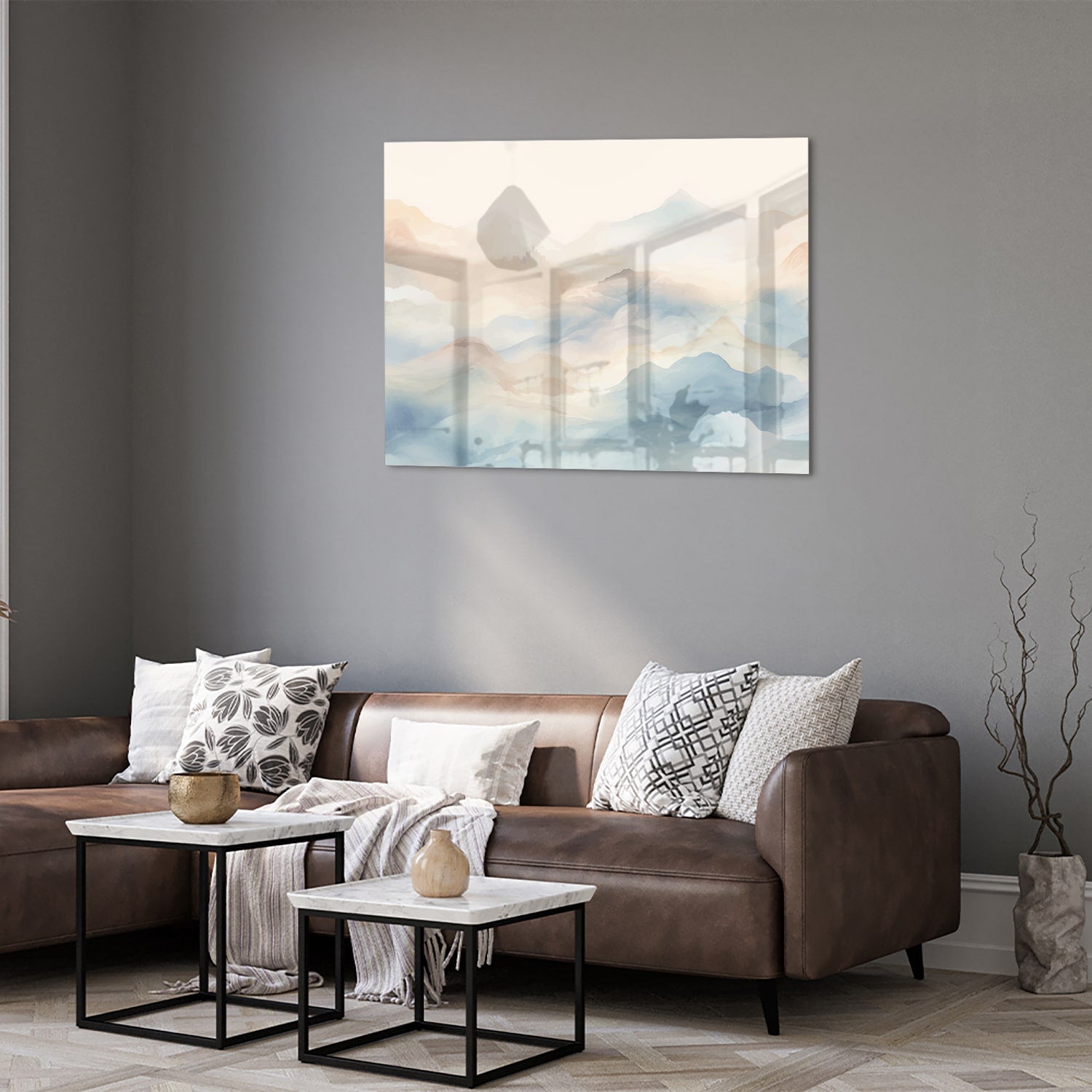 Glazen schilderij met een dromerig berglandschap in zachte blauwe en aardetinten.