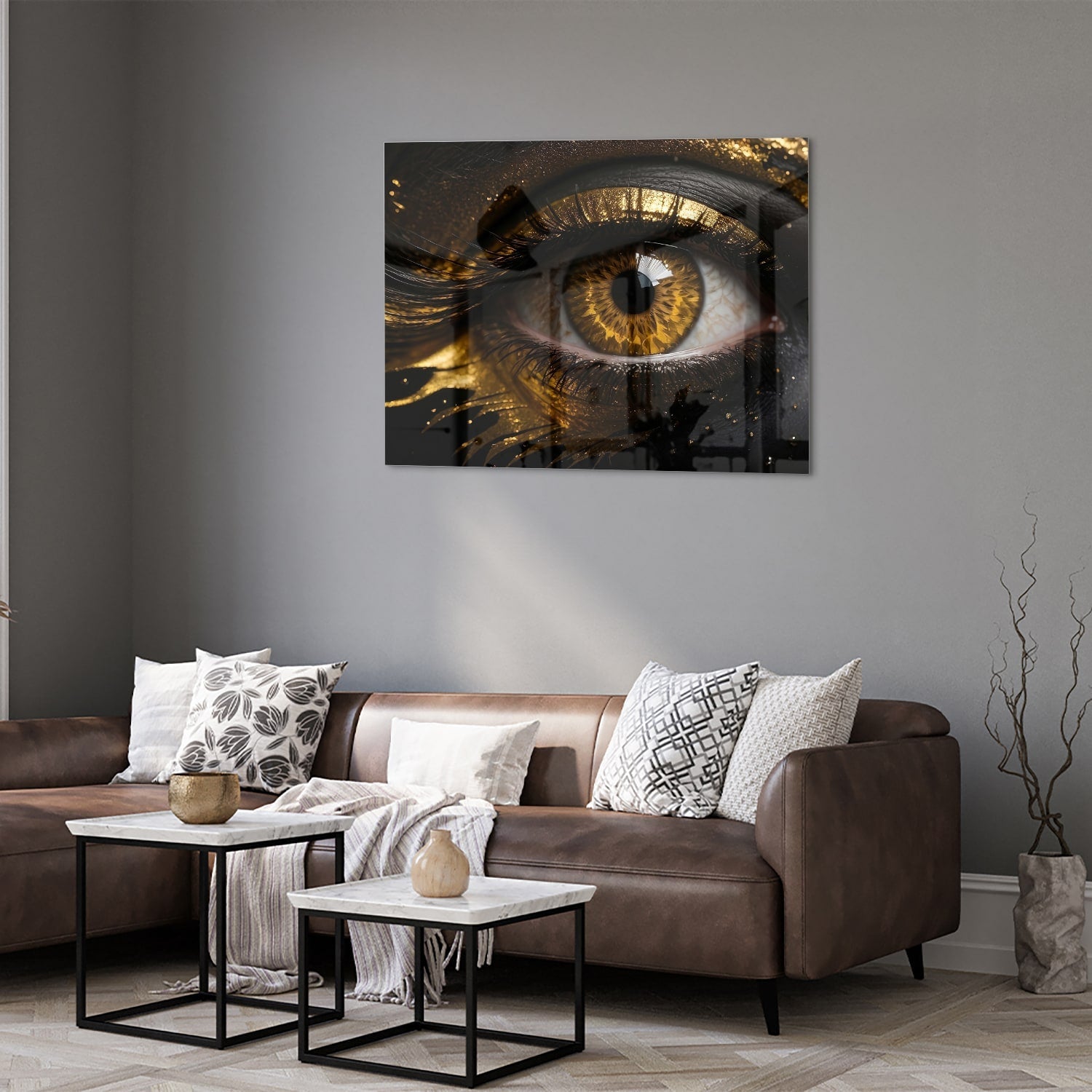 Glazen schilderij van een gouden oog op een zwarte achtergrond, hangt aan de muur.