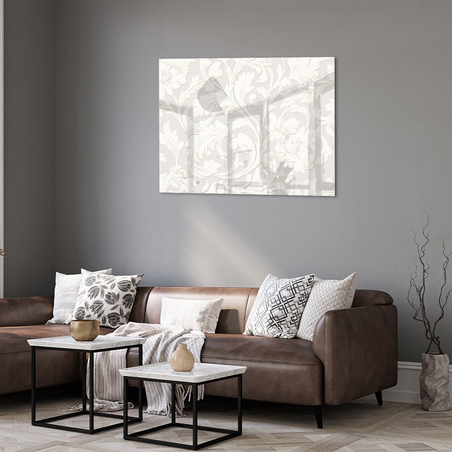 Glazen schilderij met subtiel bloemmotief aan de muur in een lichte woonkamer
