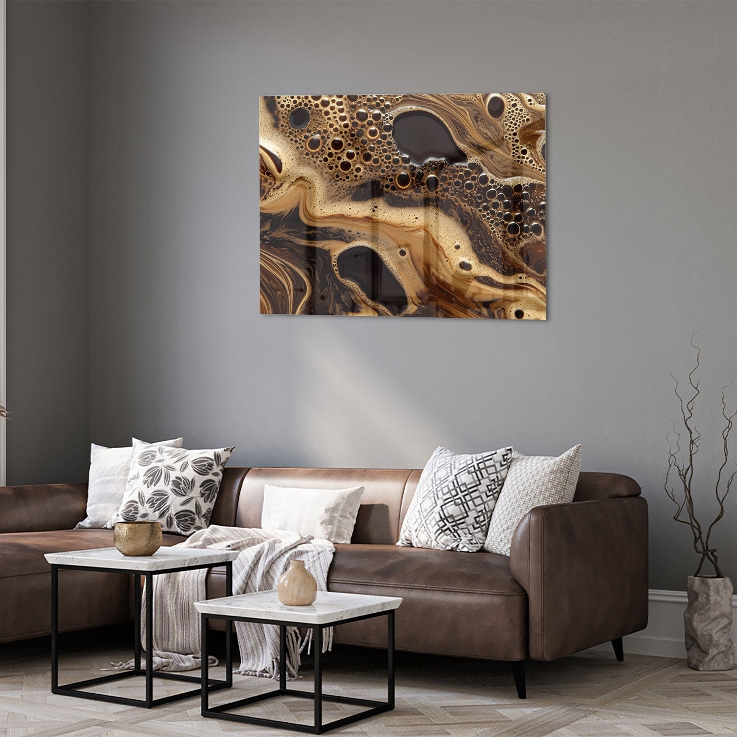 Abstract glazen schilderij met aardse kleuren en organische vormen, geschikt voor moderne interieurs.