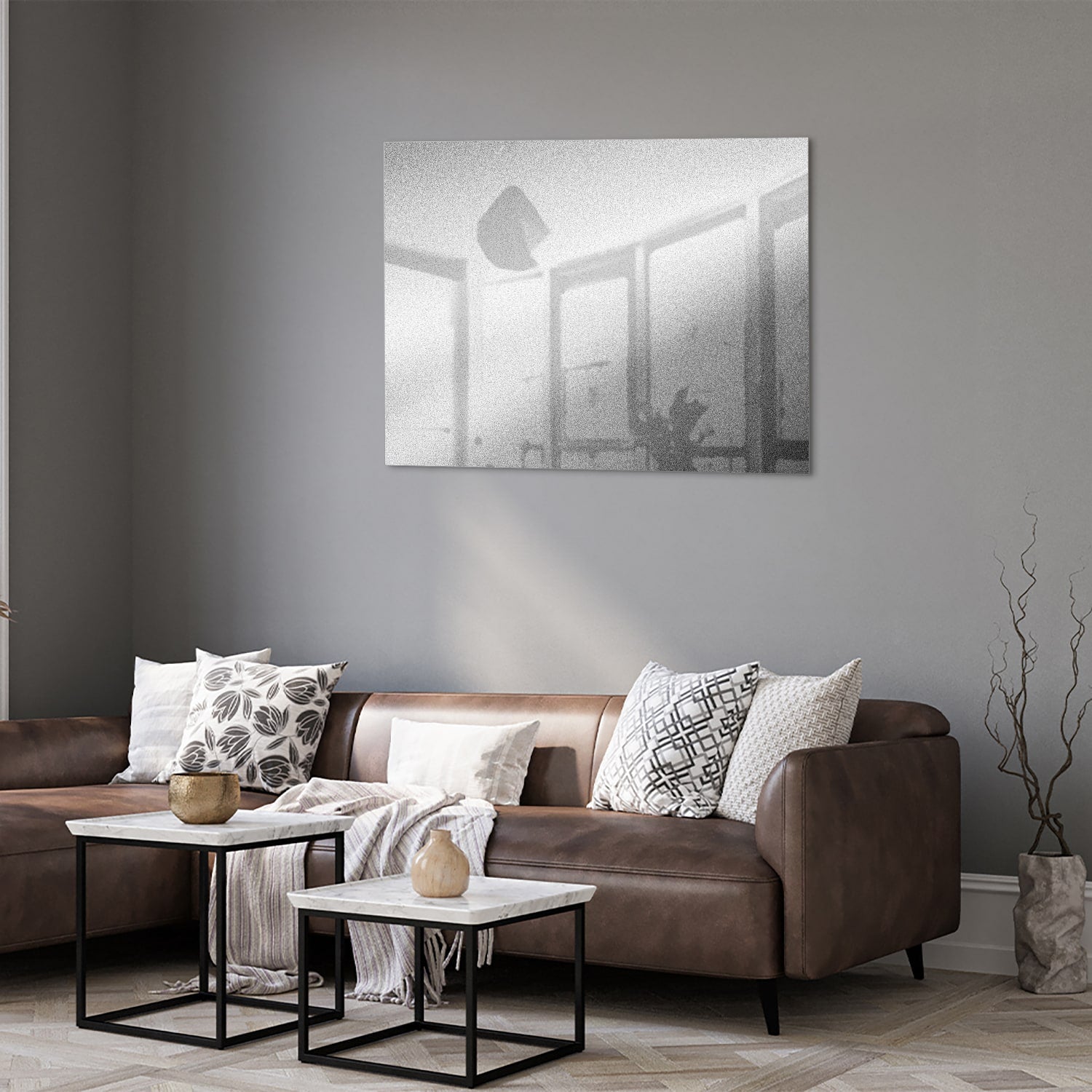 Minimalistisch glazen schilderij met reflecties in een sfeervolle kamer