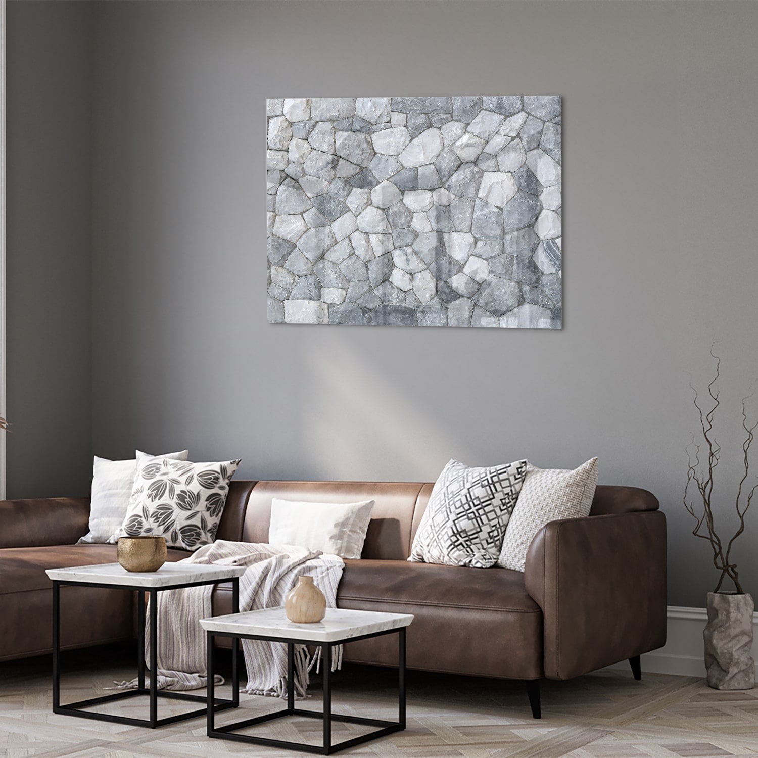 Glazen schilderij met een patroon van grijze stenen in een sfeervol interieur