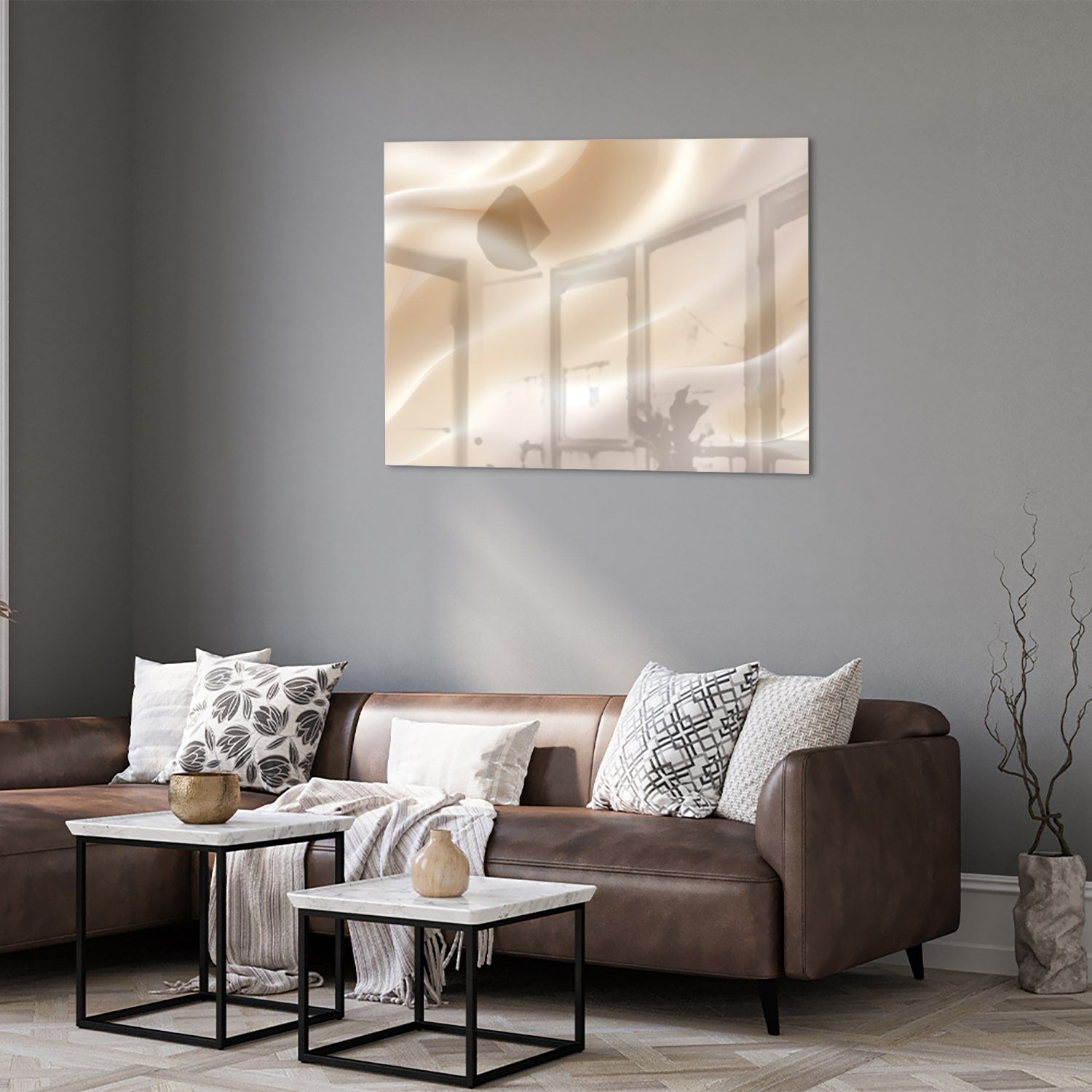 Minimalistisch glazen schilderij met warme tinten in een moderne woonkamer.