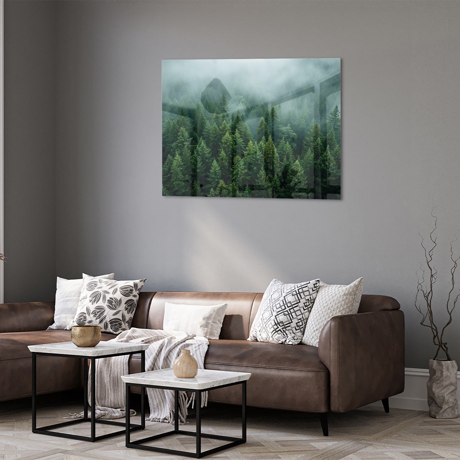 Glazen schilderij van dennenbossen in mist aan de muur