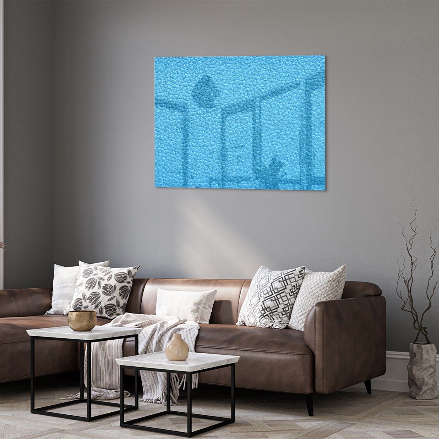Blauw glazen schilderij met unieke textuur aan de muur in een moderne woonkamer