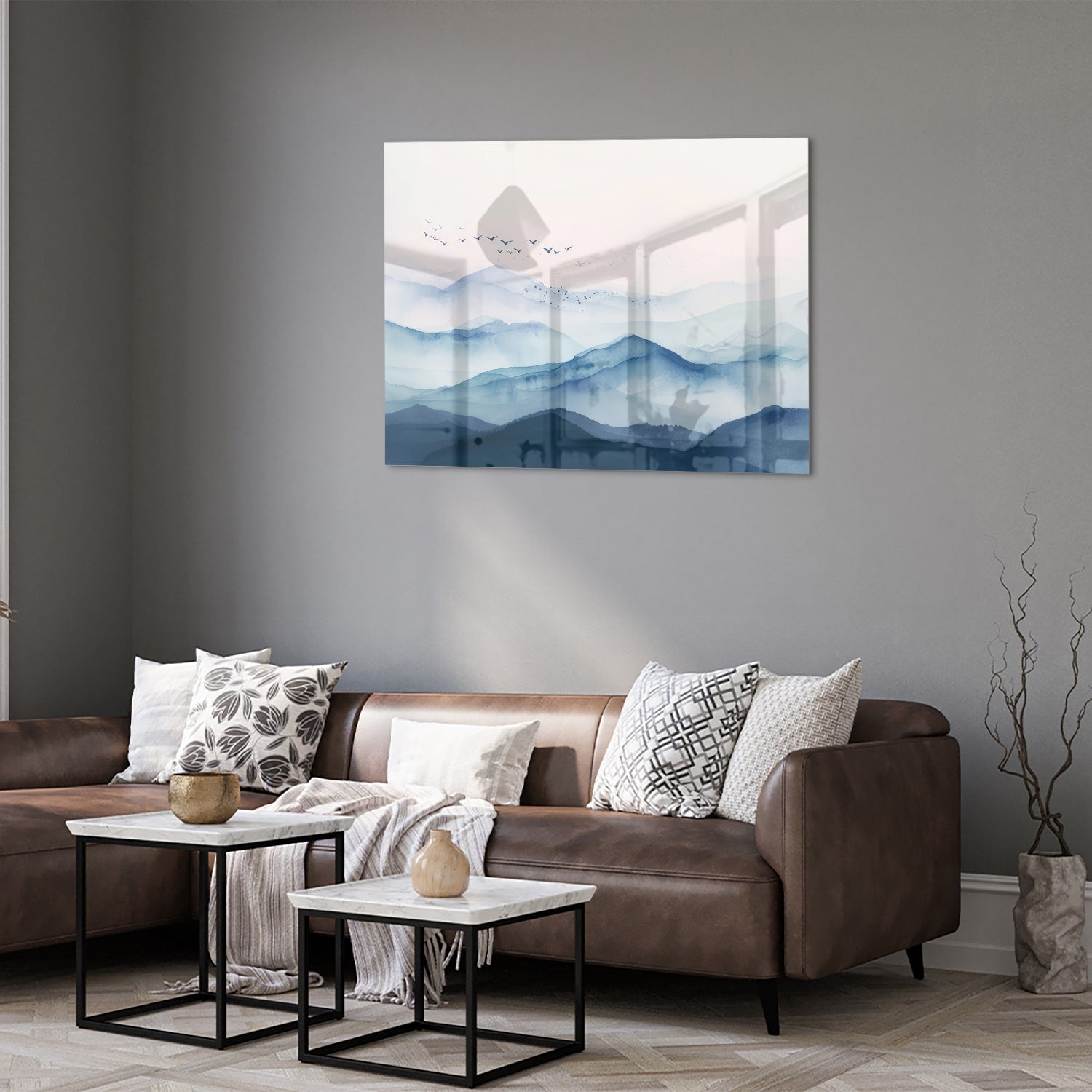 Glazen schilderij met blauwe bergen en pastelhemel, ideaal voor wanddecoratie.