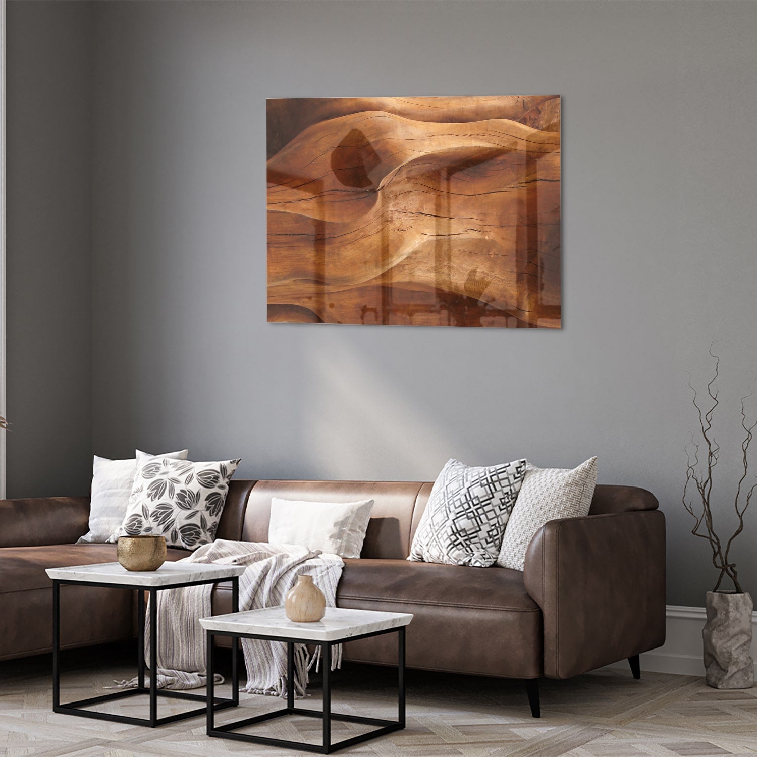 Abstract glazen schilderij met warme houttinten boven een moderne kast in een lichte woonkamer.