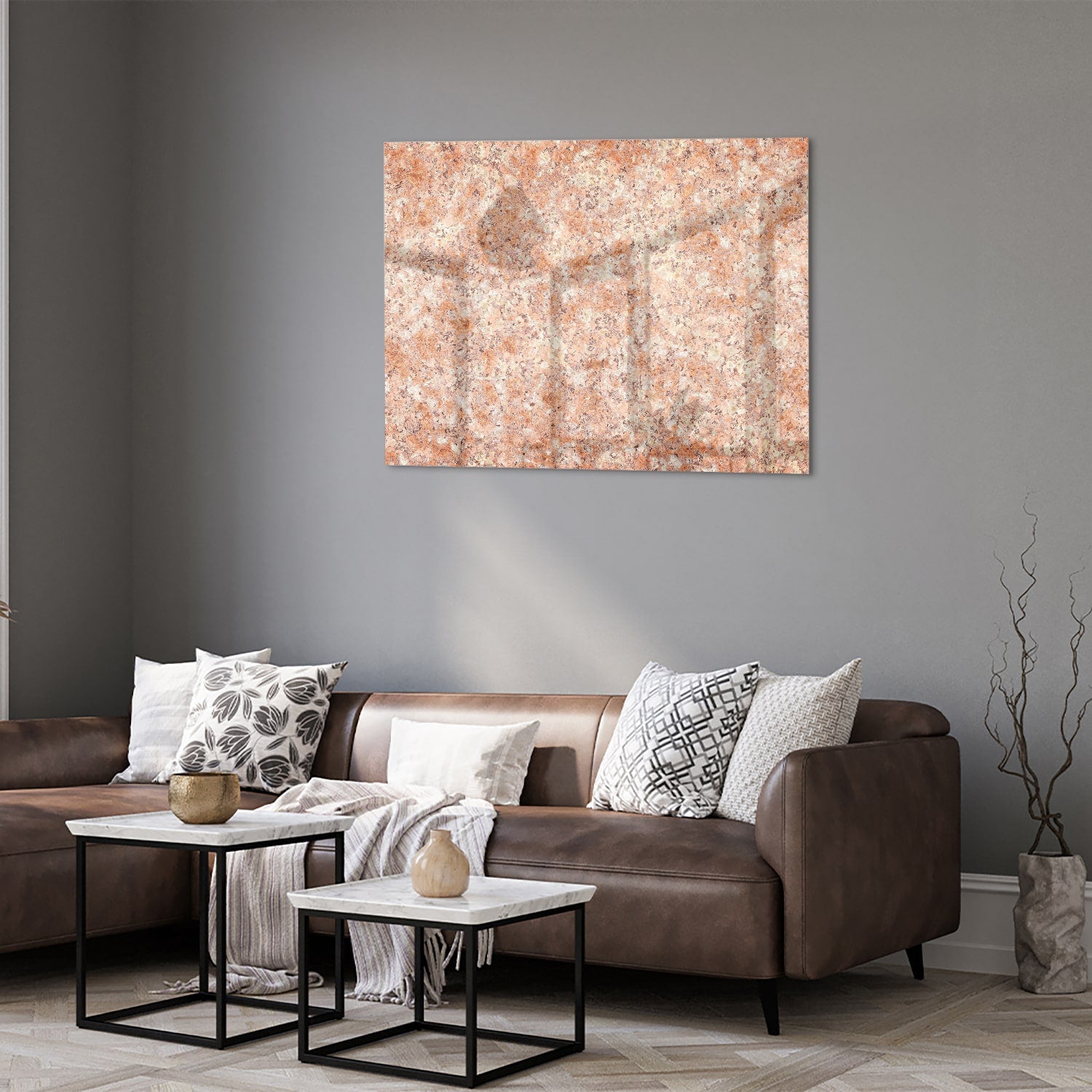 Glazen schilderij in zacht roze en goud aan de muur boven een houten kast