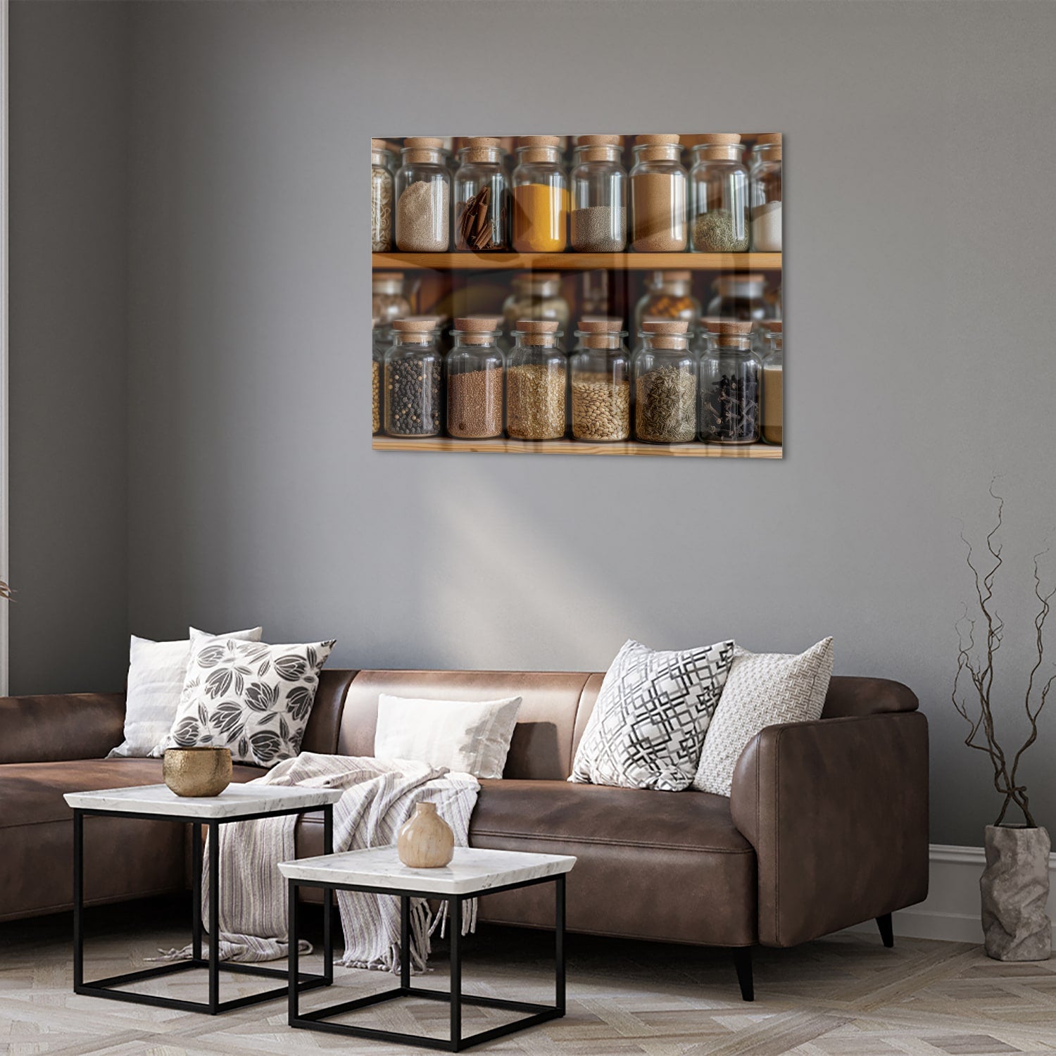 Glazen schilderij met een houten plank vol Mason jars gevuld met specerijen.