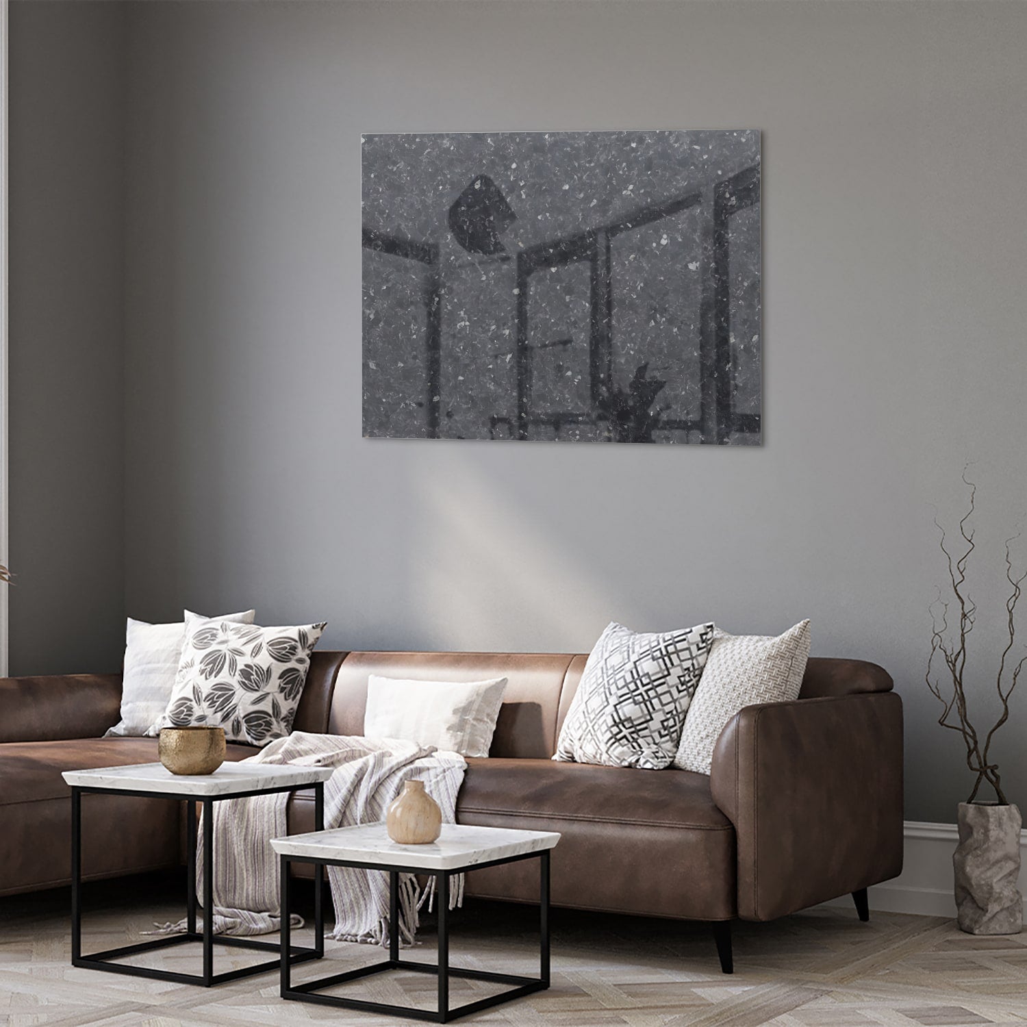 Elegant zwart glazen schilderij dat een moderne sfeer toevoegt aan een interieur.