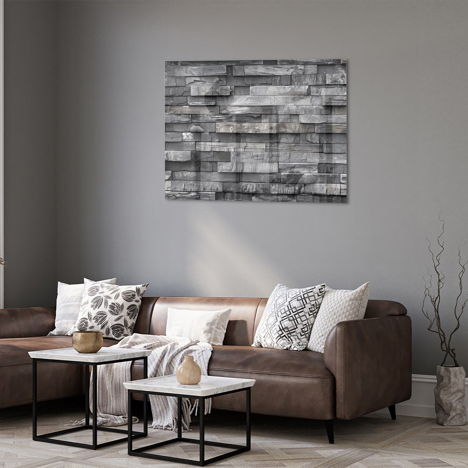 Moderne glazen schilderij met grijze texturen aan een lichte muur.