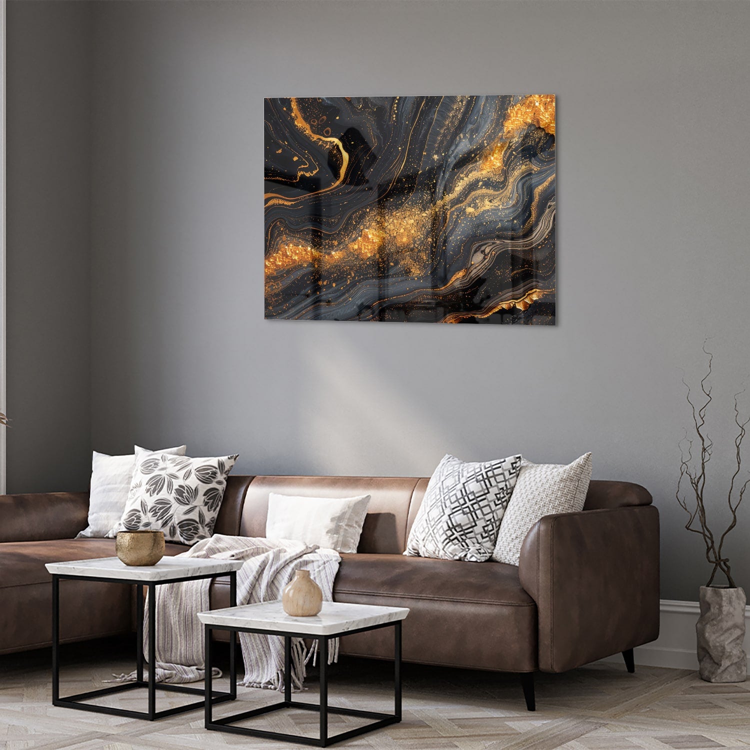 Glas schilderij met een zwart en gouden marmerdesign aan de muur in een moderne woonkamer