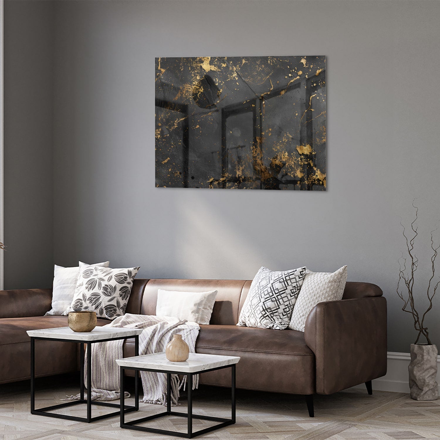 Modern glazen schilderij met abstracte gouden spatten op een zwarte achtergrond.