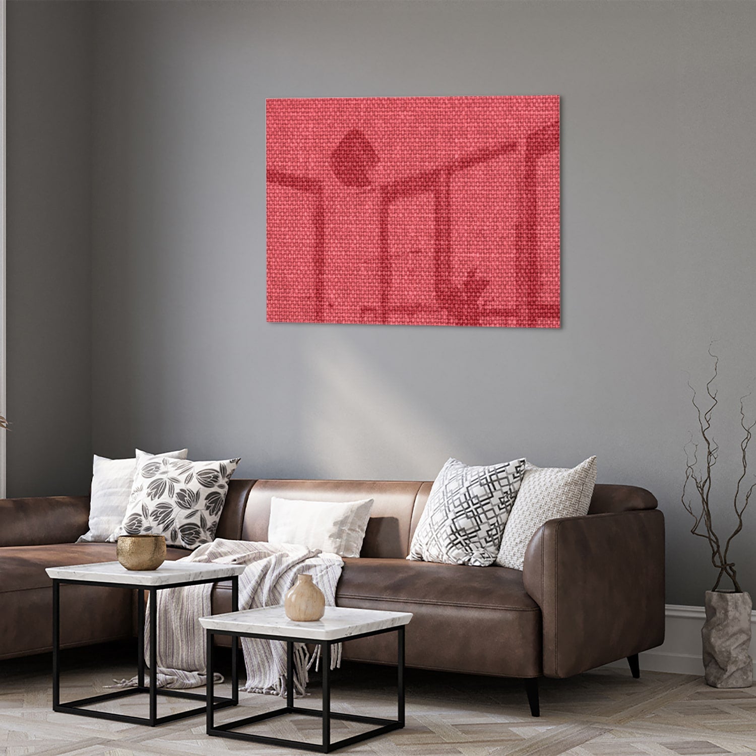 Modern glazen schilderij in helder rood aan de muur boven een licht houten kast.