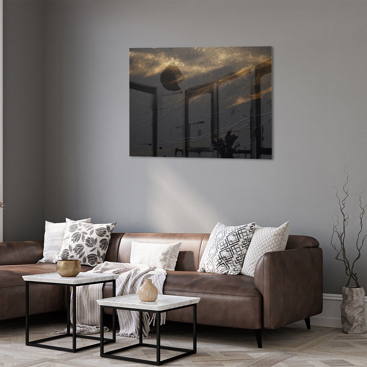 Elegant zwart glazen schilderij met gouden accenten aan de muur.